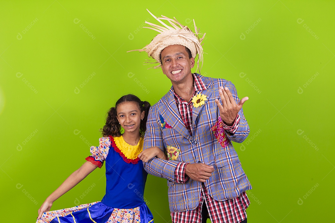 Pai e filha juntos com trajes de festa junina