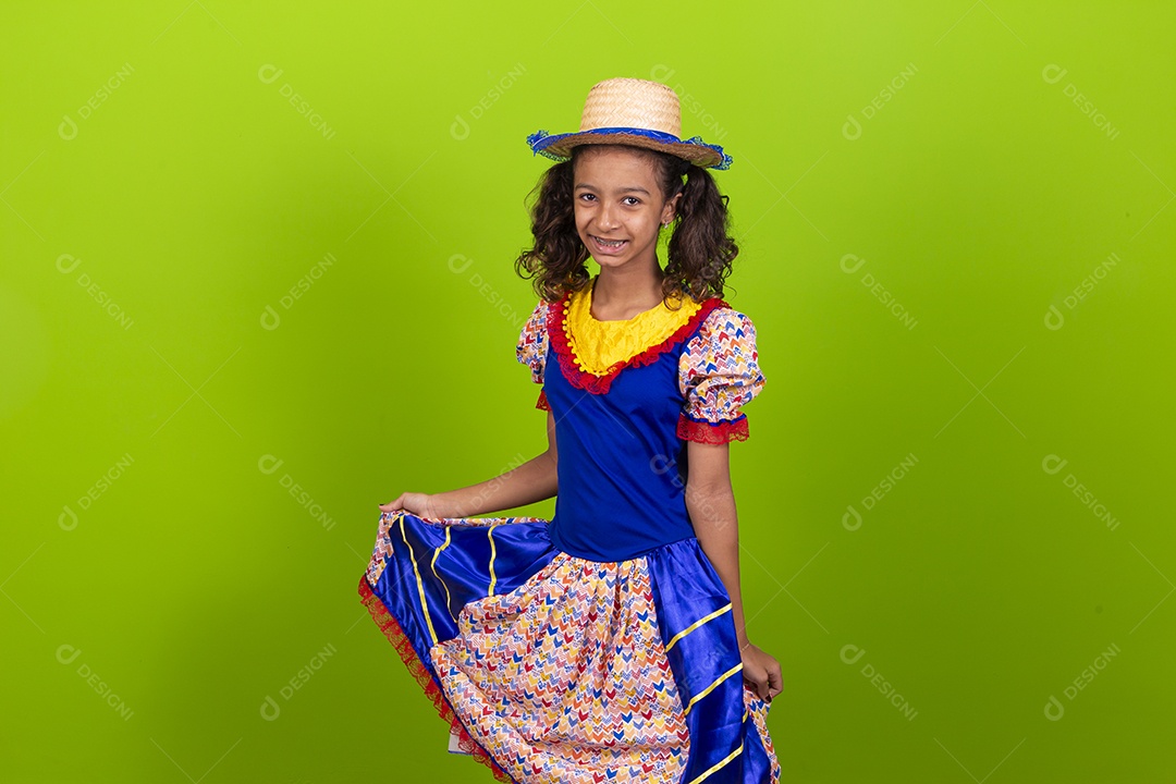 Linda menina com trajes de festa junina