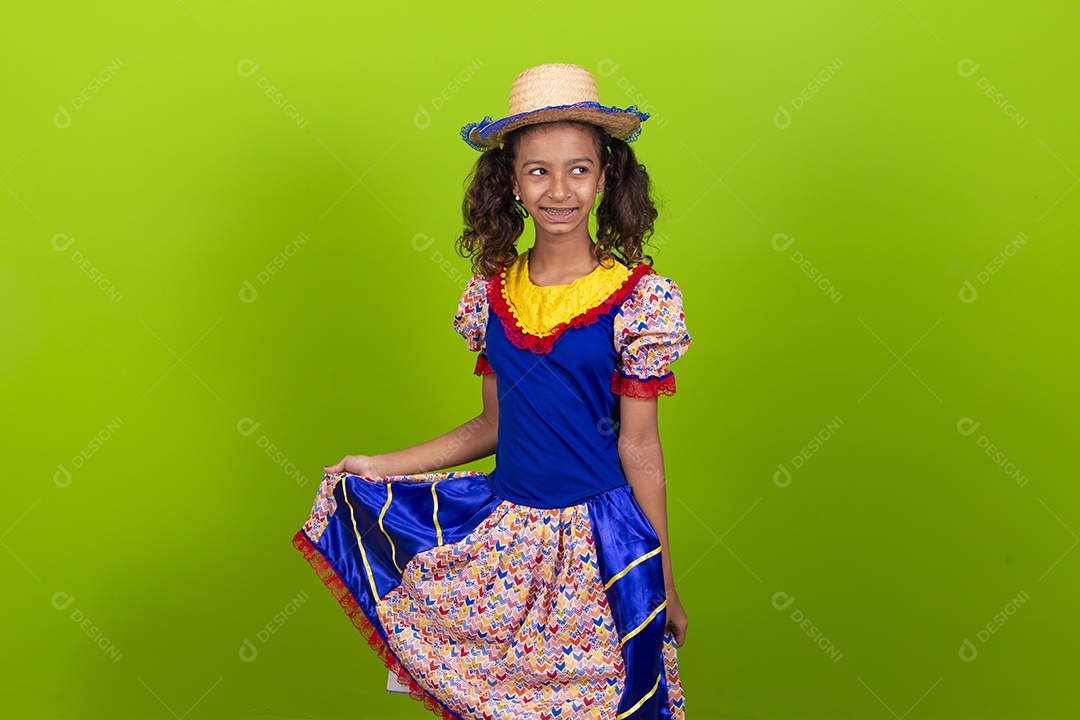 Linda menina com trajes de festa junina