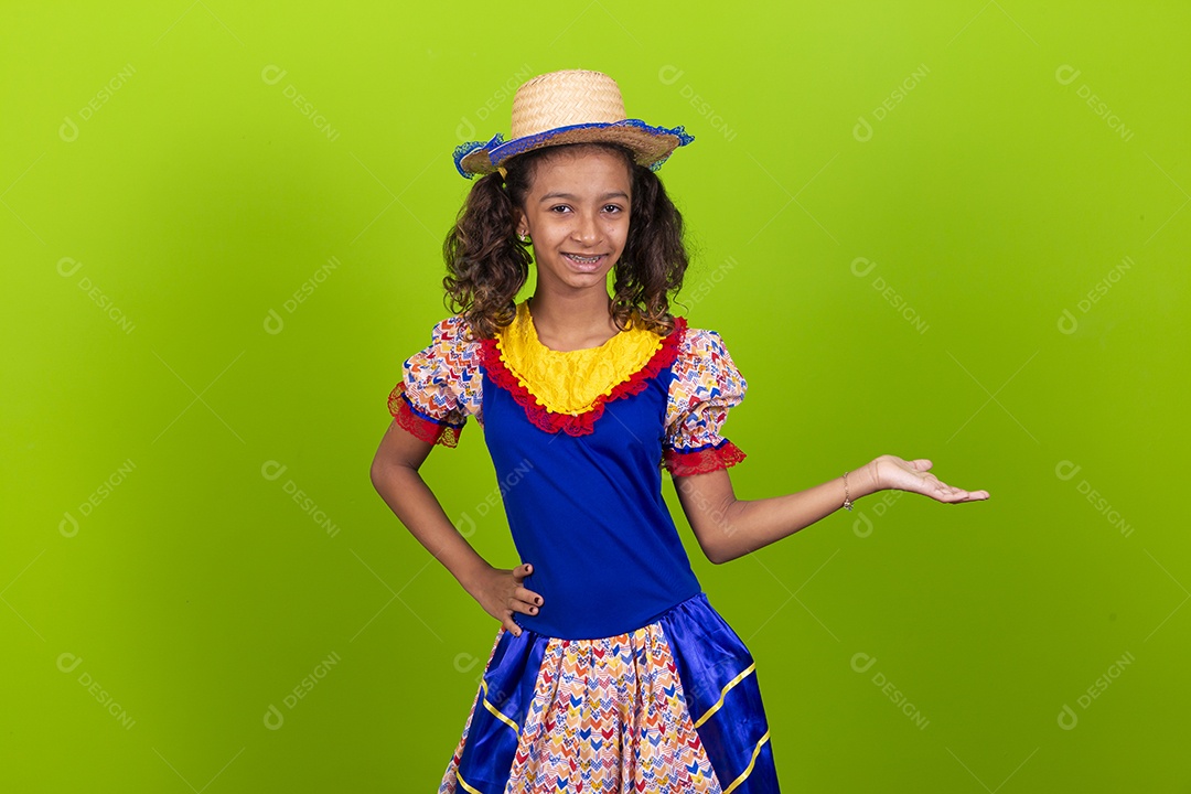 Linda menina com trajes de festa junina