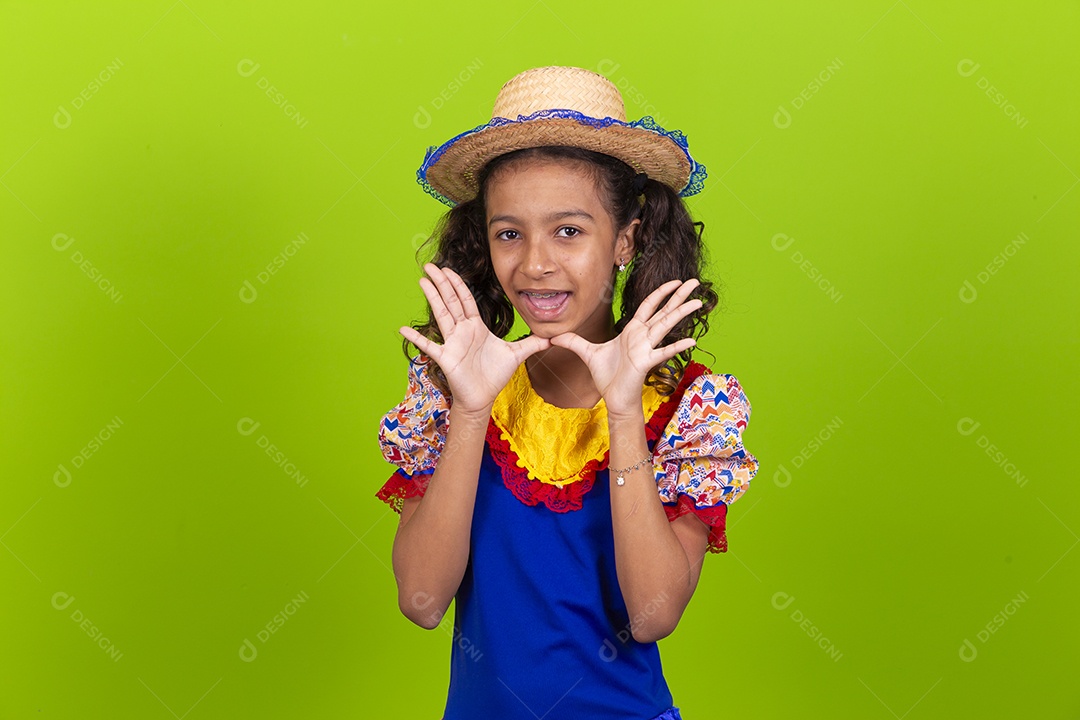 Linda menina com trajes de festa junina