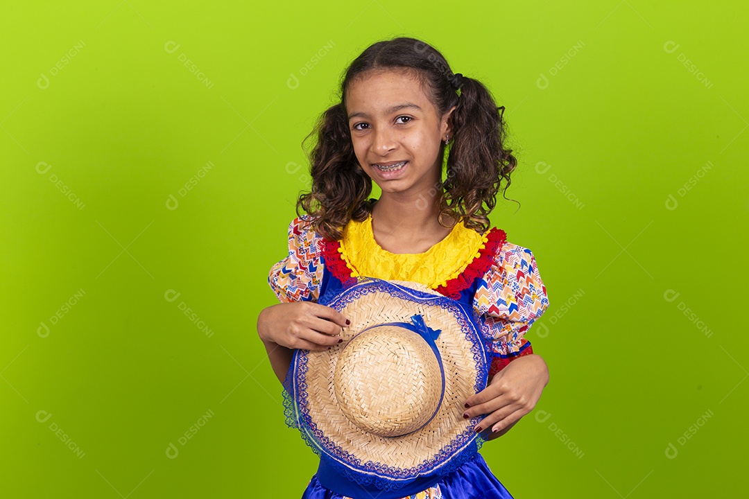 Linda menina com trajes de festa junina