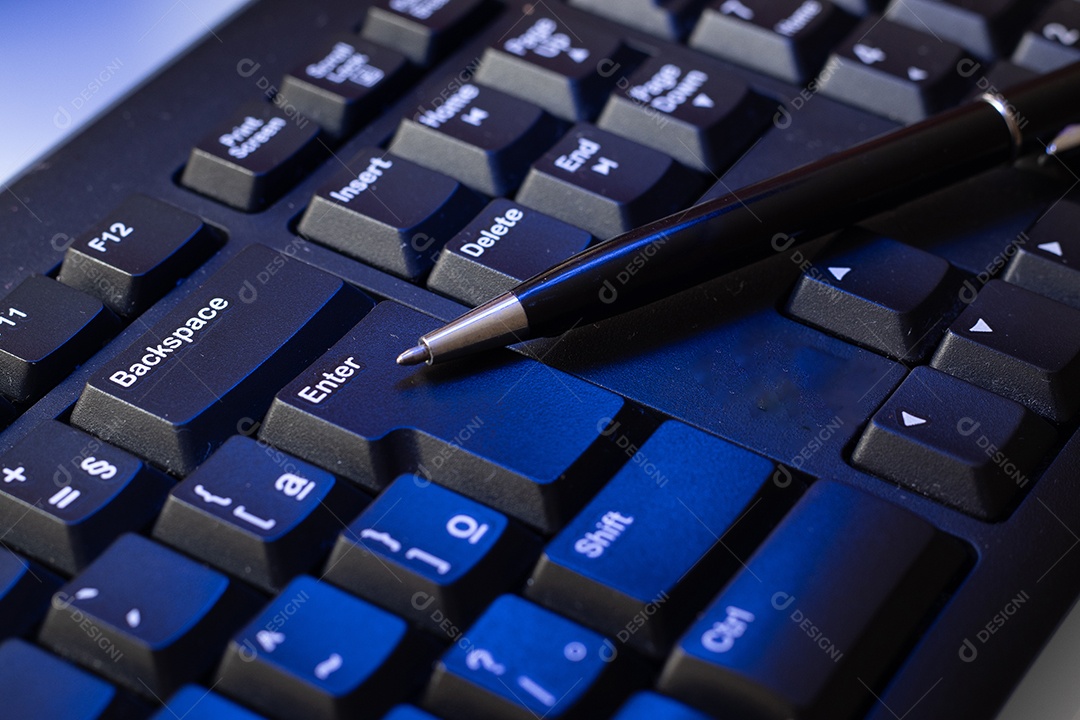 Teclado no escritório - tecnologia