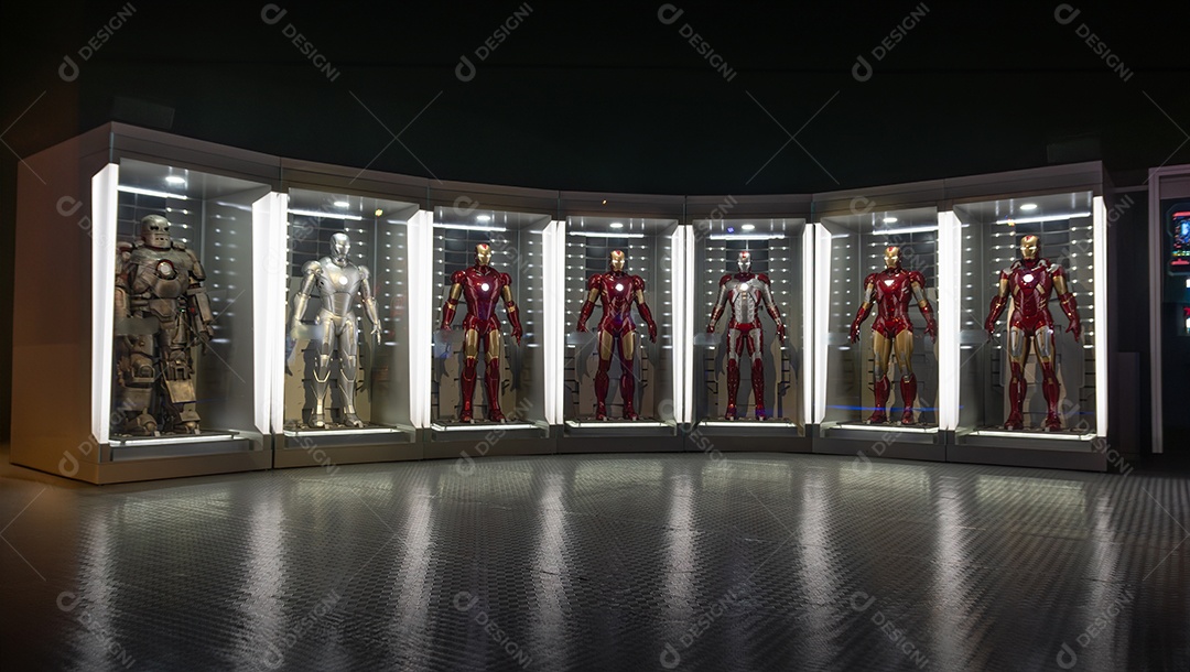 Algumas marcas do Homem de Ferro na garagem de Tony Stark