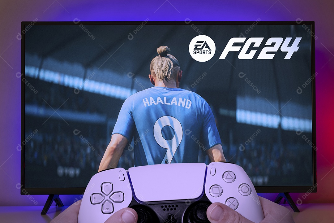 Homem jogando EA FC 24 com controle Xbox na tela da TV