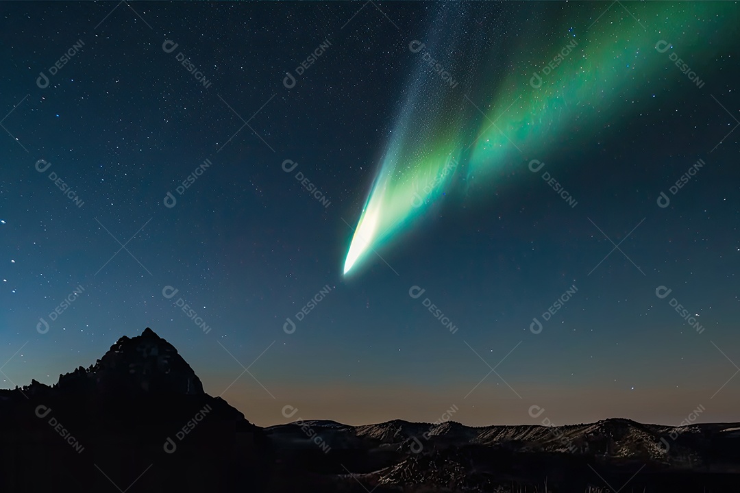 Cometa majestoso rasgando o céu noturno com cauda brilhante.