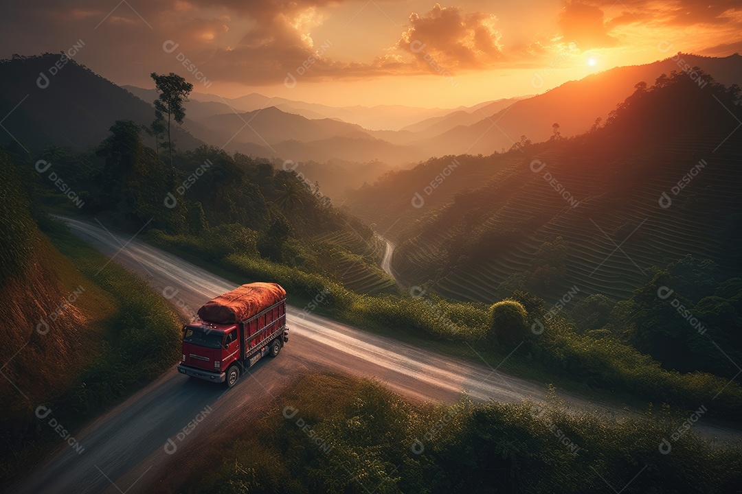 Caminhão vermelho atravessando montanhas ao pôr do sol.
