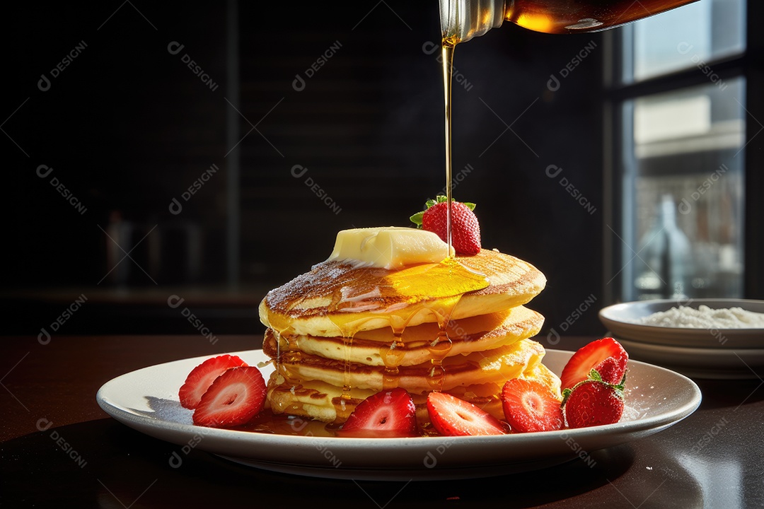Pilha apetitosa: panquecas douradas, morangos e calda.