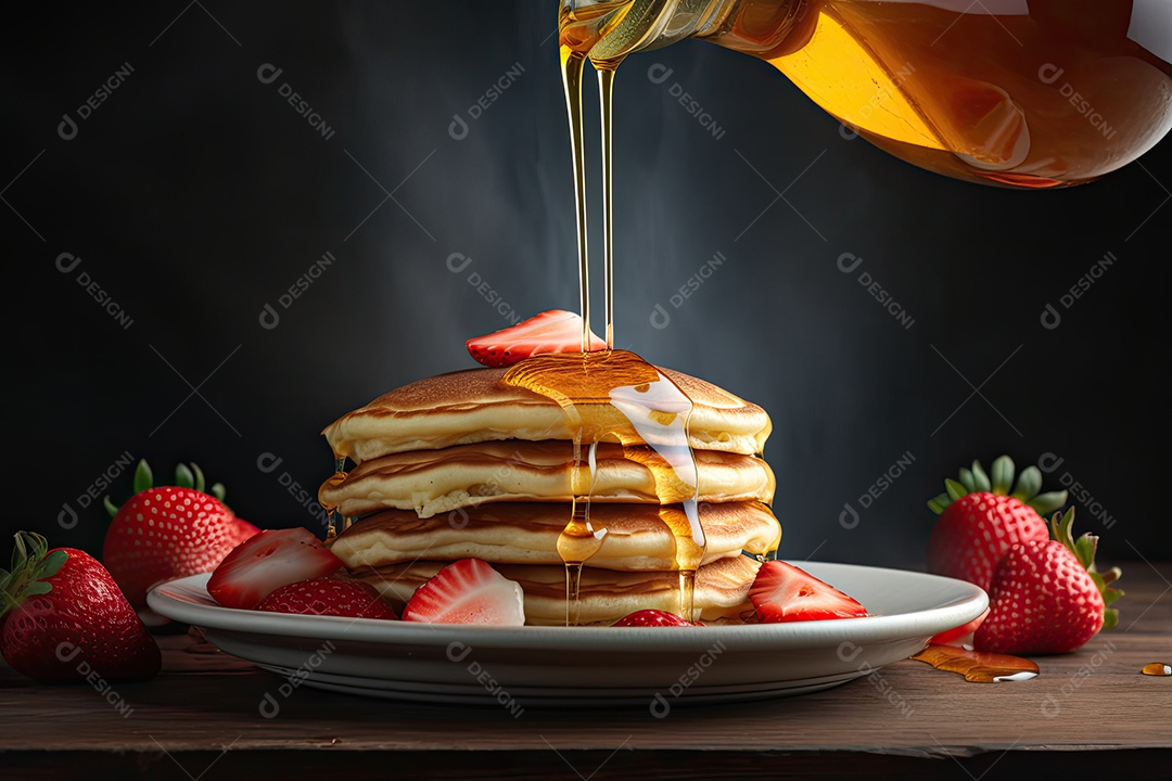 Pilha apetitosa: panquecas douradas, morangos e calda.