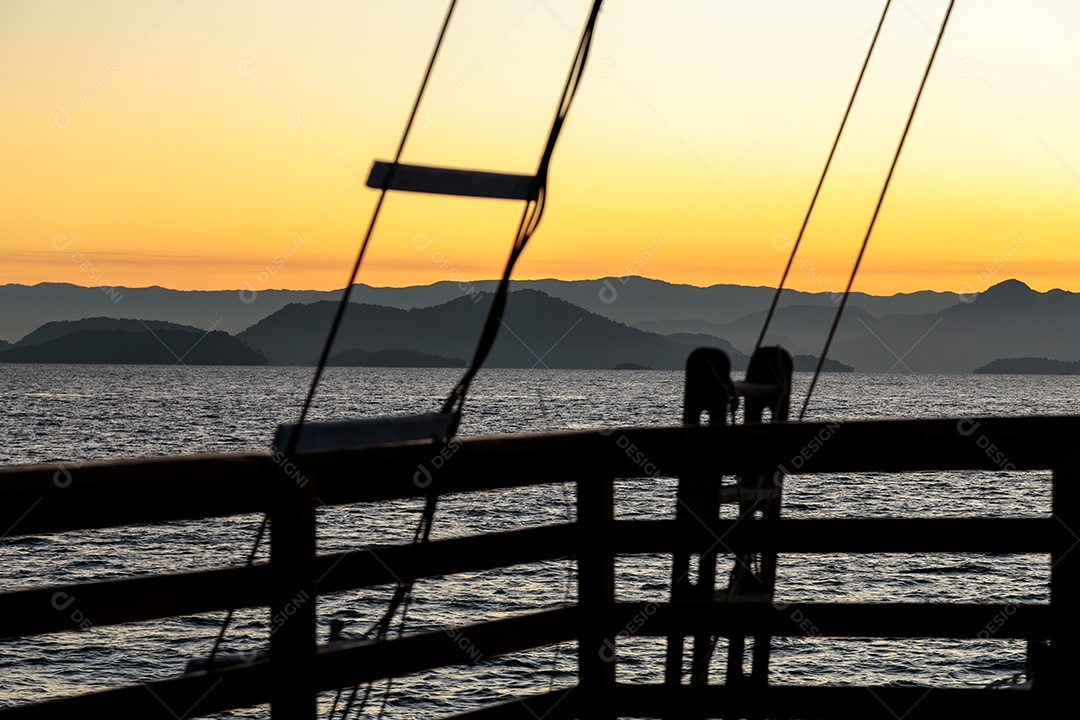 pôr do sol na grande ilha de Angra dos Reis, no Rio de Janeiro