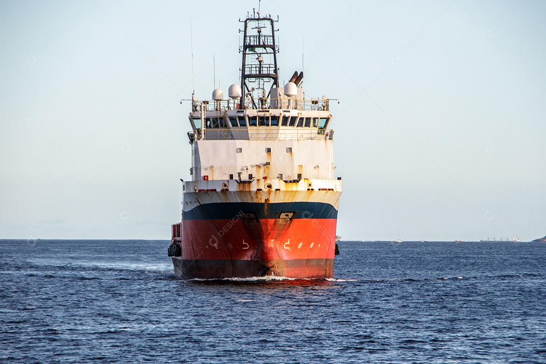 rebocador na Baía de Guanabara, no Rio de Janeiro.