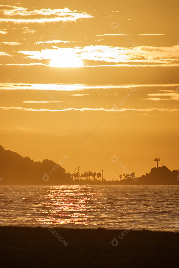 nascer do sol na praia do Leblon, no Rio de Janeiro.