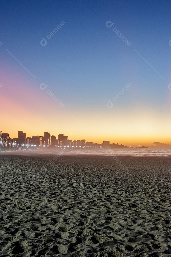 nascer do sol na praia do Leblon, no Rio de Janeiro.