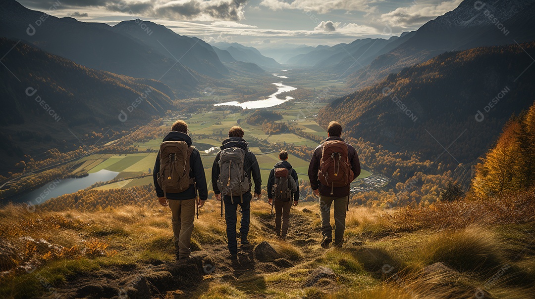 Grupo de aventureiros com suas mochilas em sucesso após caminhar até o topo de uma montanha.