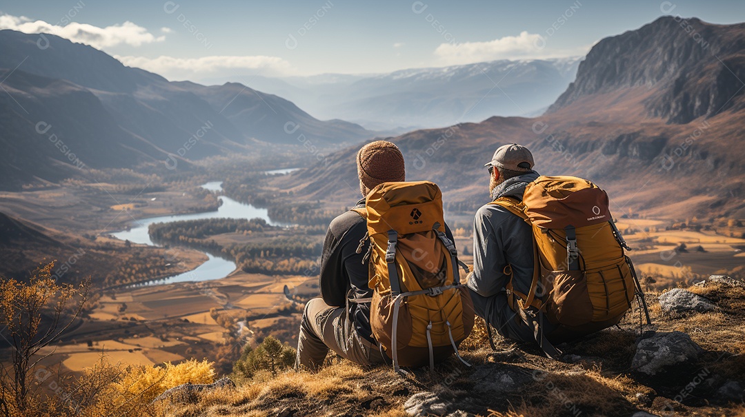 Grupo de aventureiros com suas mochilas em sucesso após caminhar até o topo de uma montanha.