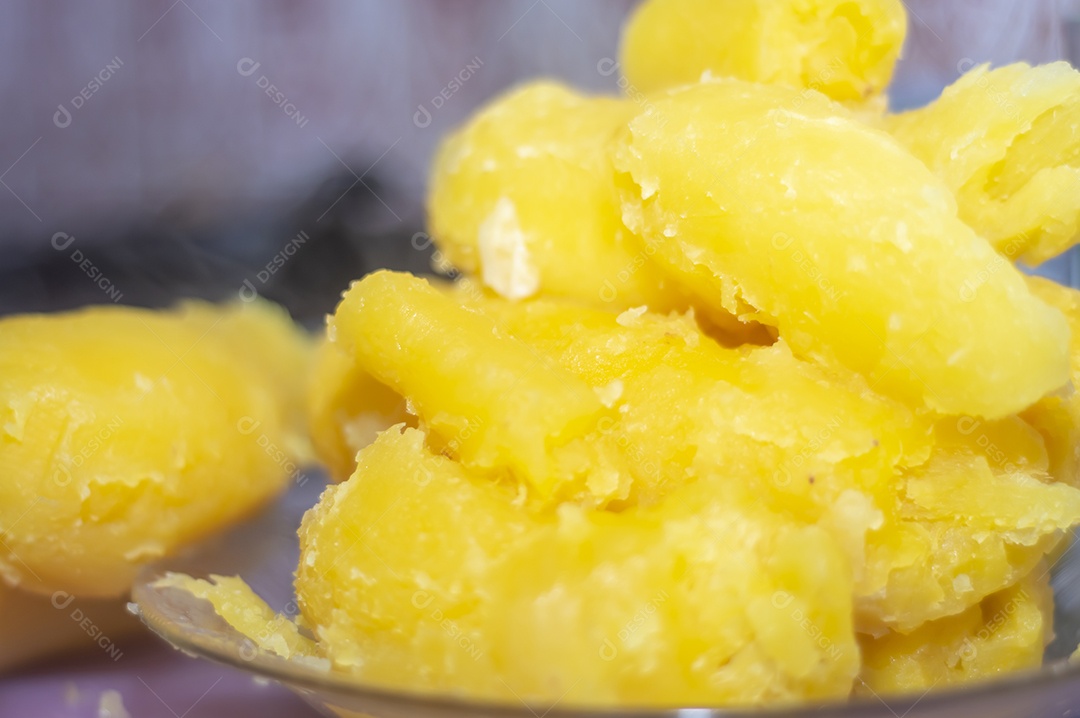 Batata Baroa, variação da batata brasileira muito parecida com a mandioca brasileira e amarela.