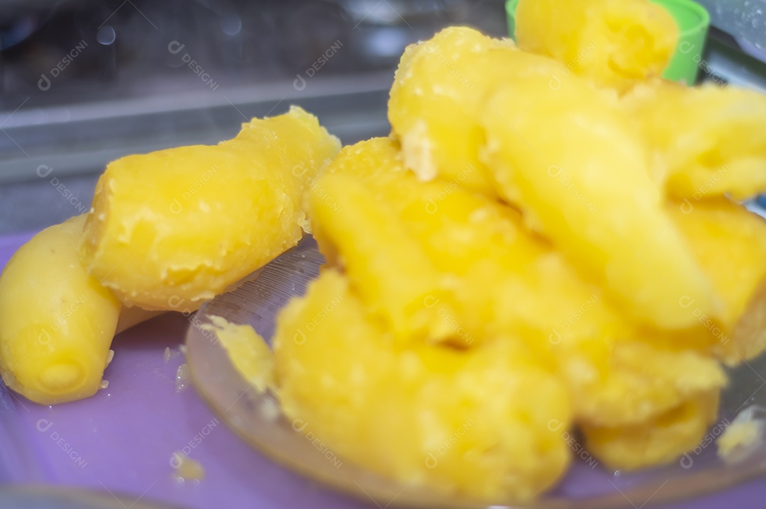 Batata Baroa, variação da batata brasileira muito parecida com a mandioca brasileira e amarela.