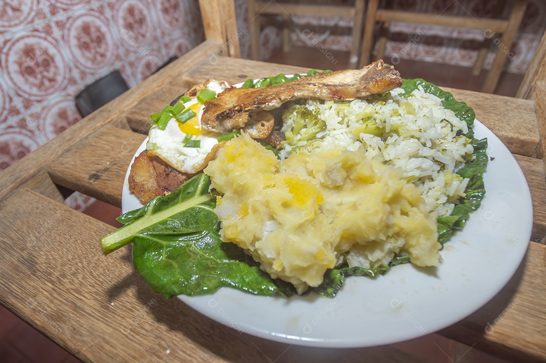 Comida caseira com arroz, ovos, carne de porco, couve-flor e iguarias