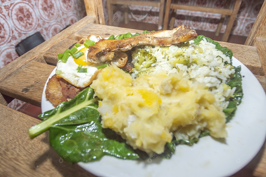 Comida caseira com arroz, ovos, carne de porco, couve-flor e iguarias