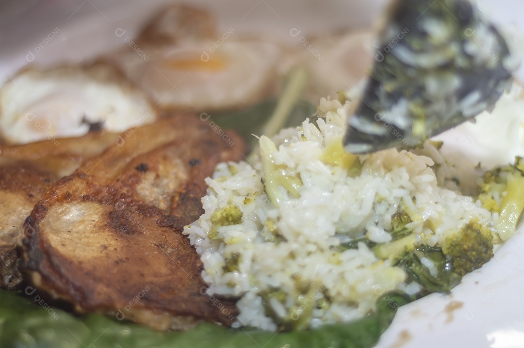 Comida caseira com arroz, ovos, carne de porco, couve-flor e iguarias