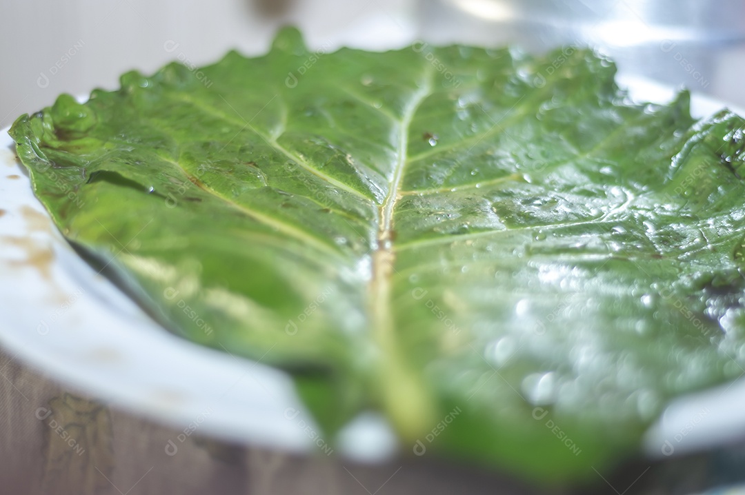 Folha de couve sobre o prato