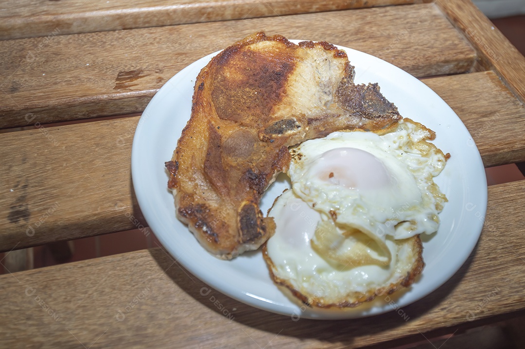 Comida caseira com arroz, ovos, carne de porco, couve-flor e iguarias