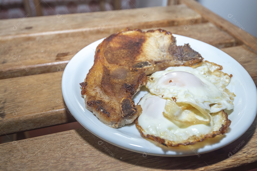 Comida caseira com arroz, ovos, carne de porco, couve-flor e iguarias