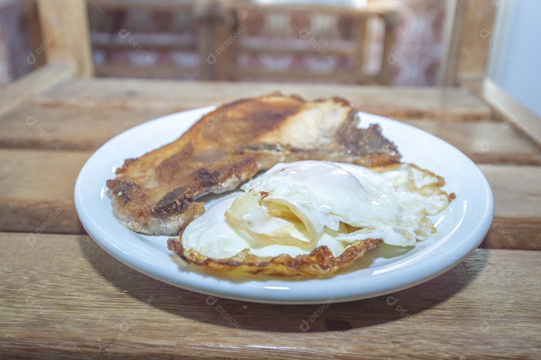 Comida caseira com arroz, ovos, carne de porco, couve-flor e iguarias