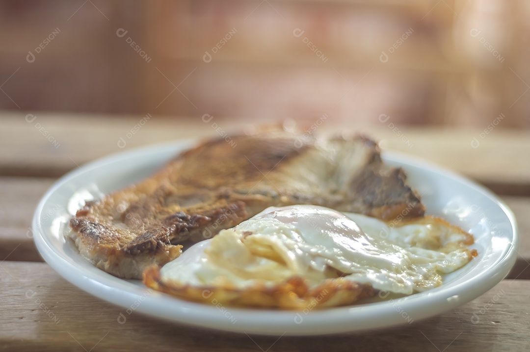 Comida caseira com arroz, ovos, carne de porco, couve-flor e iguarias