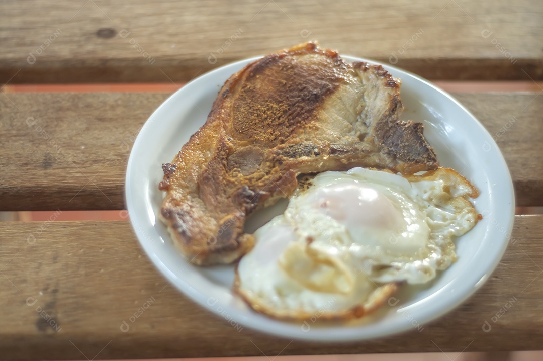 Comida caseira com arroz, ovos, carne de porco, couve-flor e iguarias