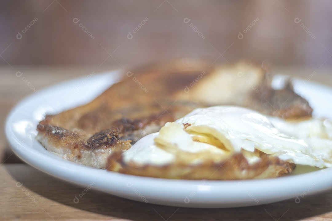 Comida caseira com arroz, ovos, carne de porco, couve-flor e iguarias, conceito de comida caseira com luz natural.