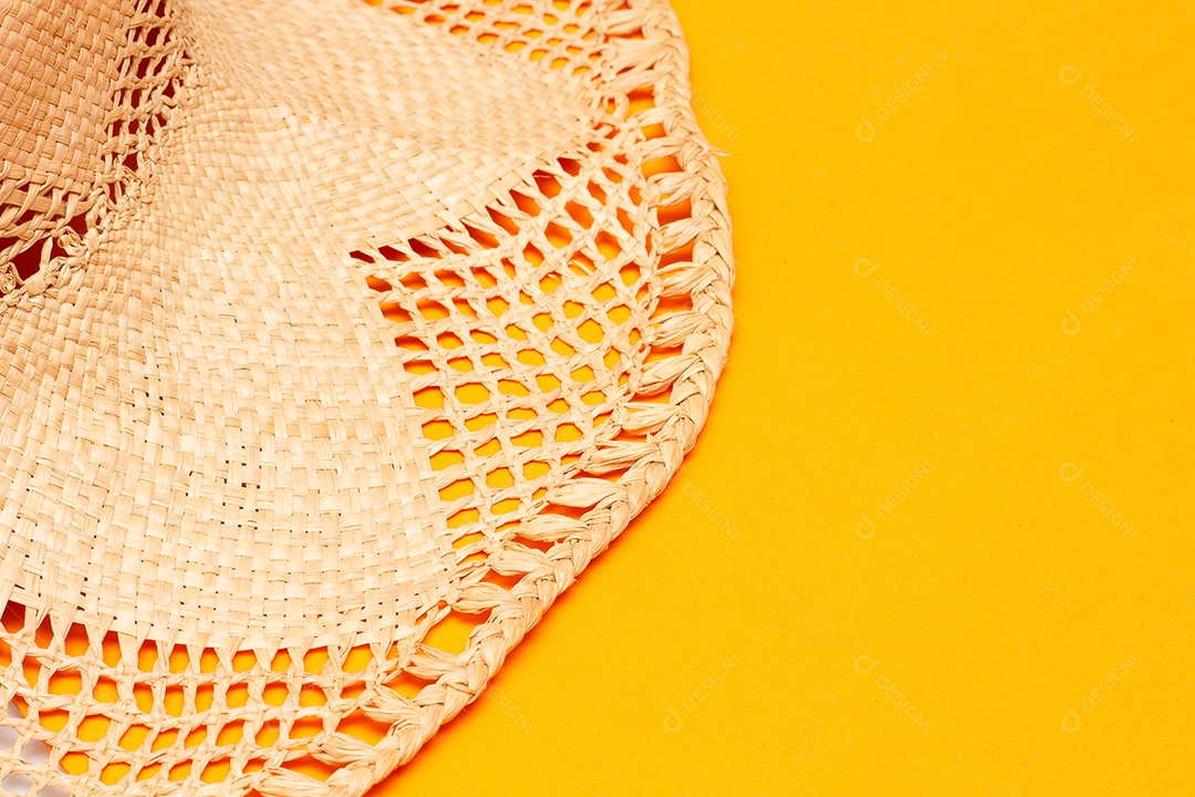 Chapéu no fundo amarelo