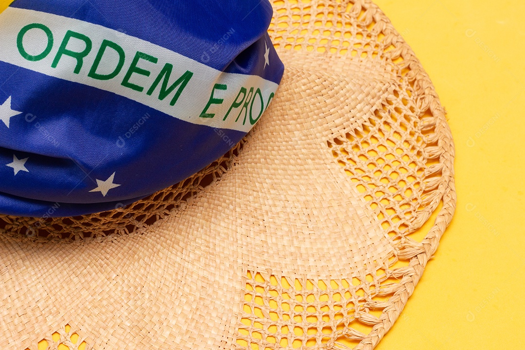 Bandeira brasileira e um chapéu no fundo amarelo