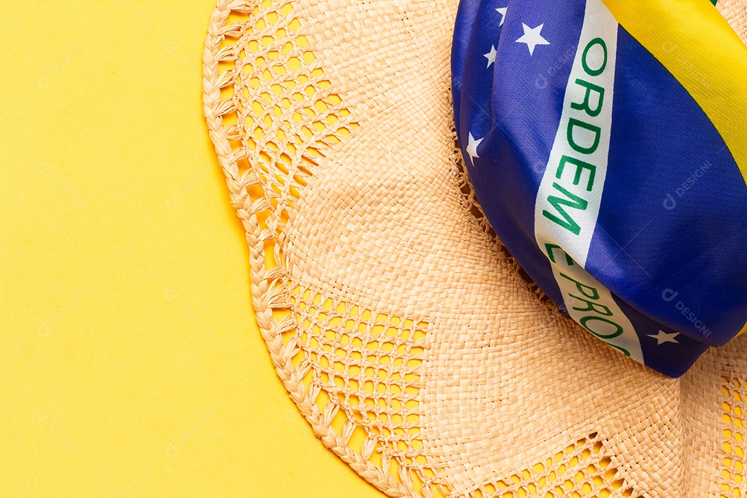 Bandeira brasileira e um chapéu no fundo amarelo