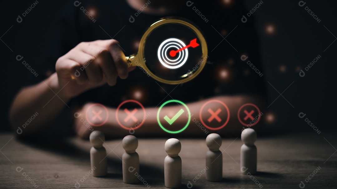 HRM ou Gestão de Recursos Humanos, Lupa com foco no ícone de negócios do gerente que está entre os ícones da equipe para liderança de recrutamento