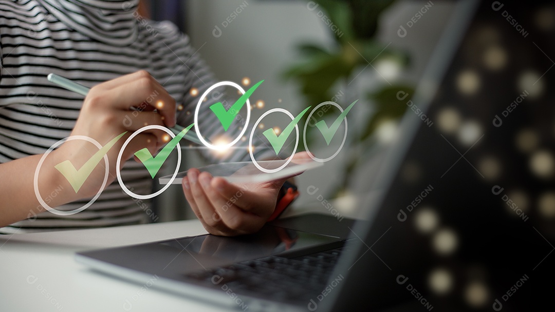 As empresárias fazem pesquisas on-line com listas de verificação, marcam listas de verificação e preenchem formulários on-line ou respondem a perguntas.