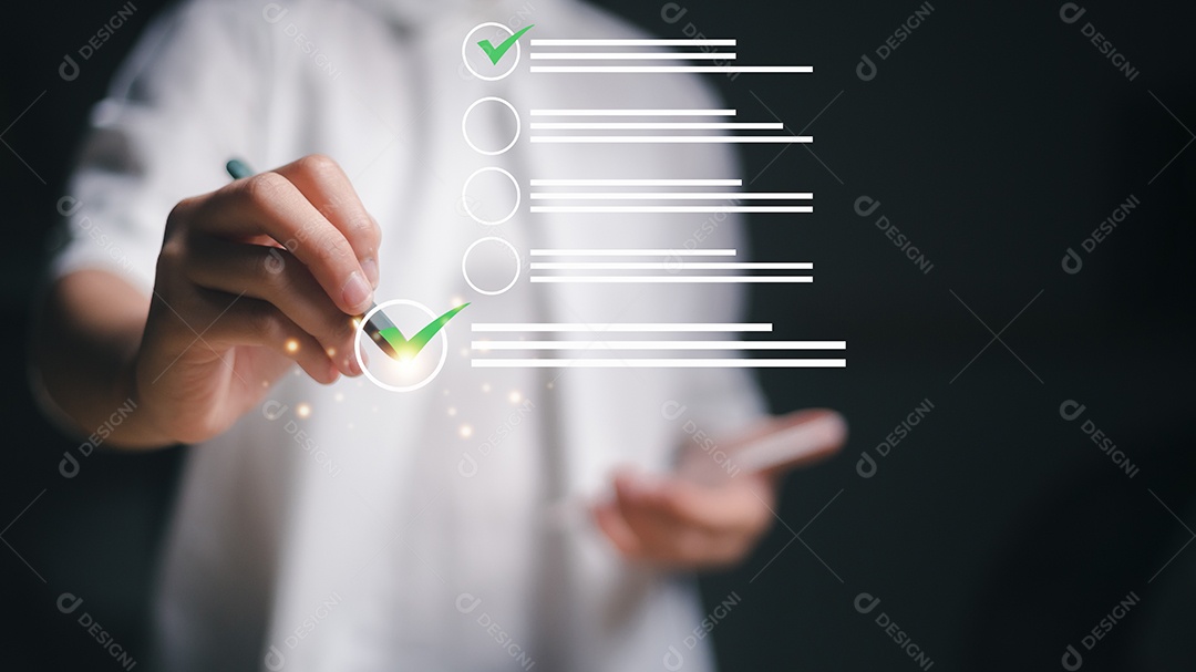 As empresárias fazem pesquisas on-line com listas de verificação, marcam listas de verificação e preenchem formulários on-line ou respondem a perguntas.