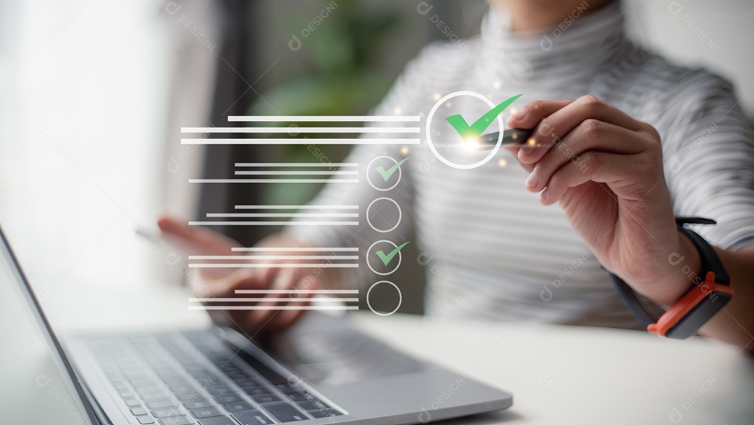 As empresárias fazem pesquisas on-line com listas de verificação, marcam listas de verificação e preenchem formulários on-line ou respondem a perguntas.