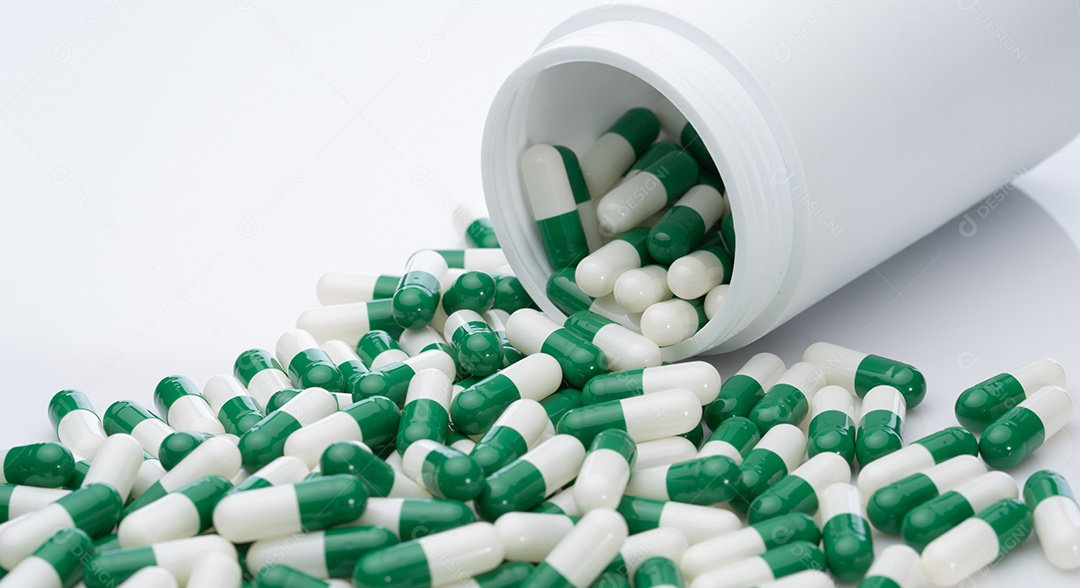 Comprimidos de cápsulas de antibióticos em fundo branco