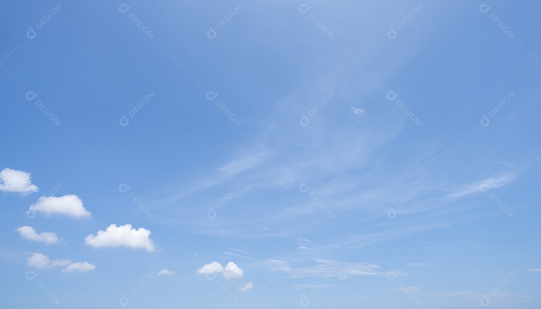Lindo céu azul e nuvens cúmulos brancas fundo abstrato