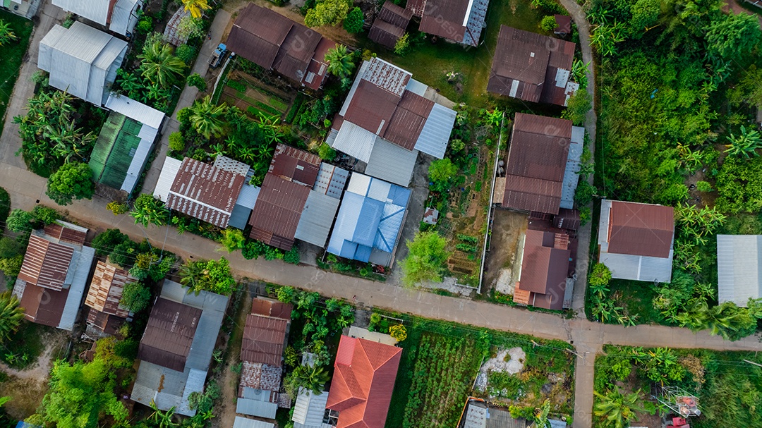 Vista aérea de uma serena vila rural com jardim verde no nordeste da Tailândia