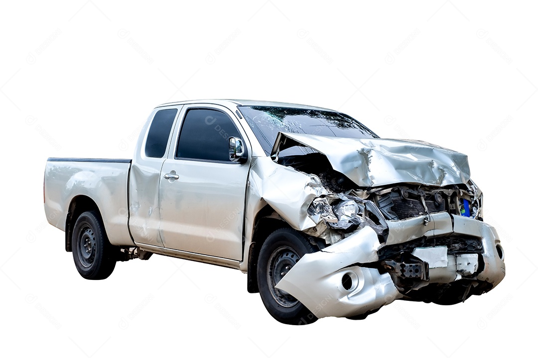 A frente do carro pikup cinza ou bronze foi danificada por acidente na estrada.