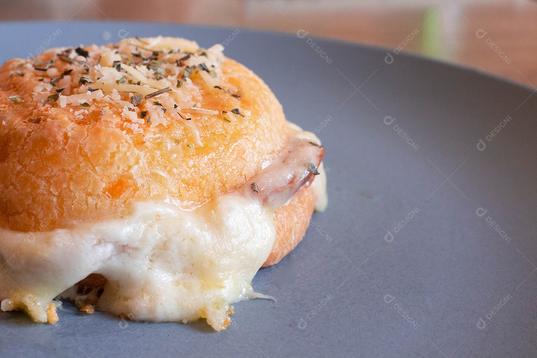 Delicioso pão de queijo recheado