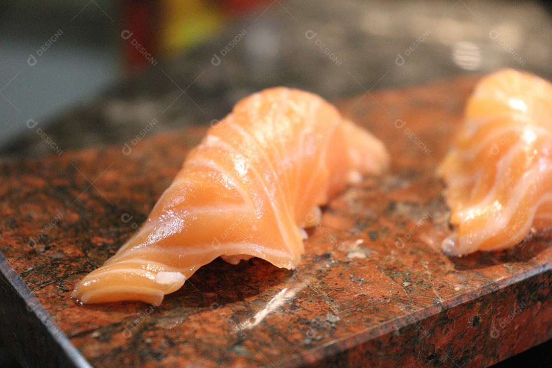 File de salmão sobre a mesa