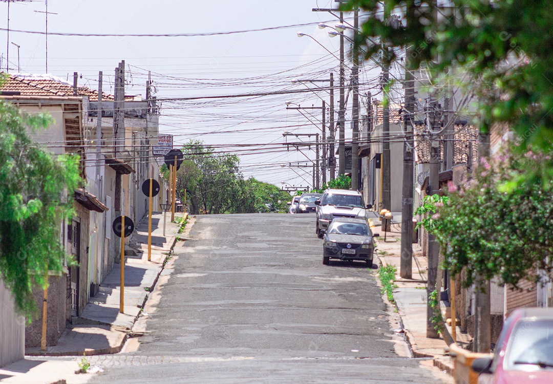 Rua com carros estacionados