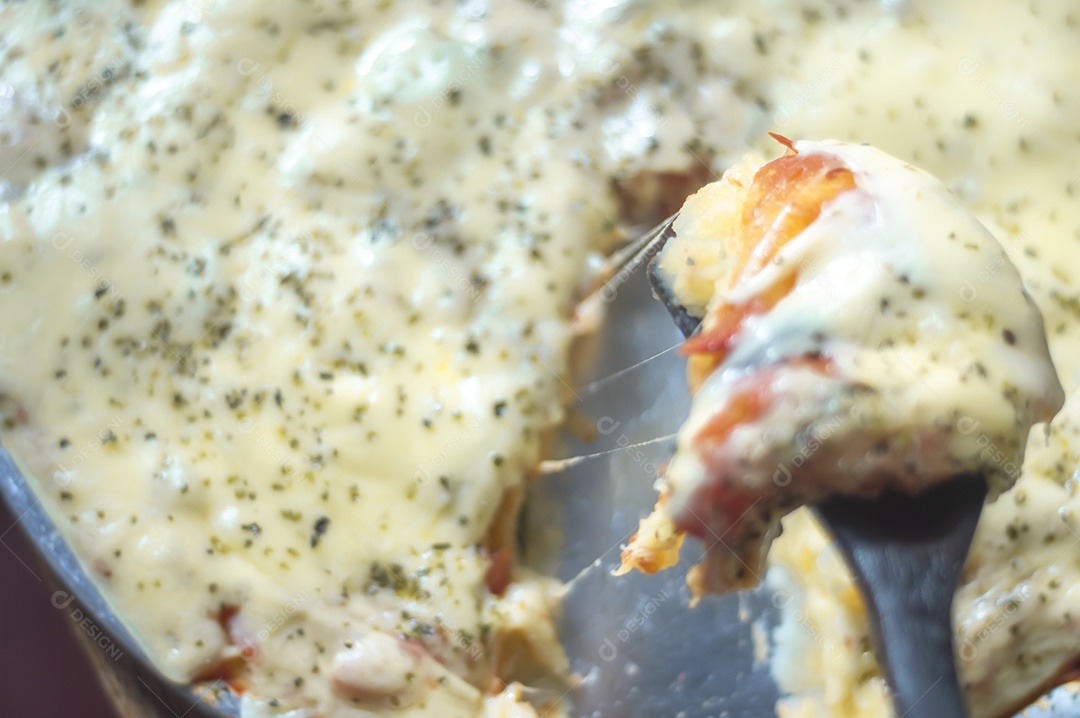 Pizza feita com massa de batata, queijo manjericão e orégano