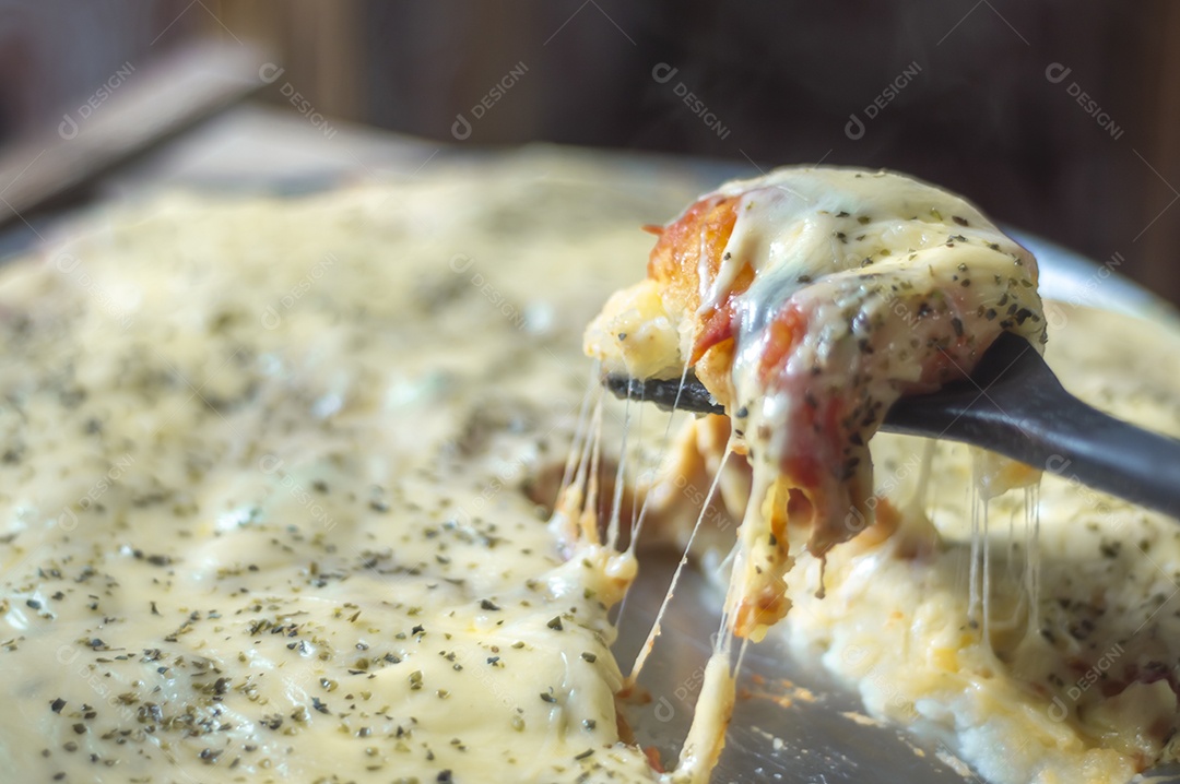 Pizza feita com massa de batata, queijo manjericão e orégano