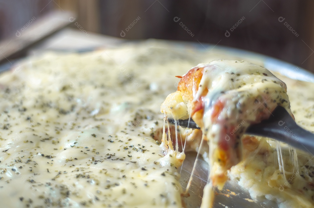 Pizza feita com massa de batata, queijo manjericão e orégano