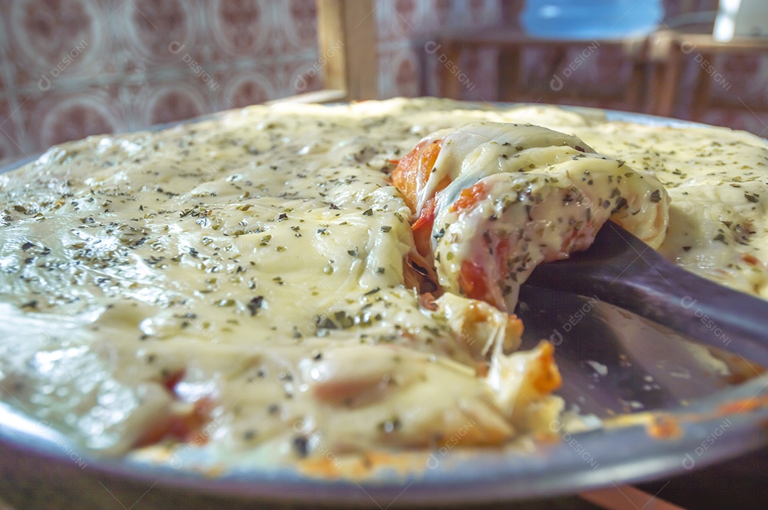 Pizza feita com massa de batata, queijo manjericão e orégano
