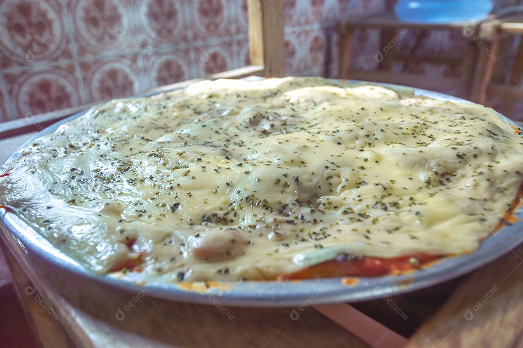 Pizza feita com massa de batata, queijo manjericão e orégano